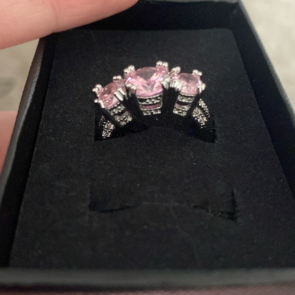 Jewelry - Silver toned Pink trio ring